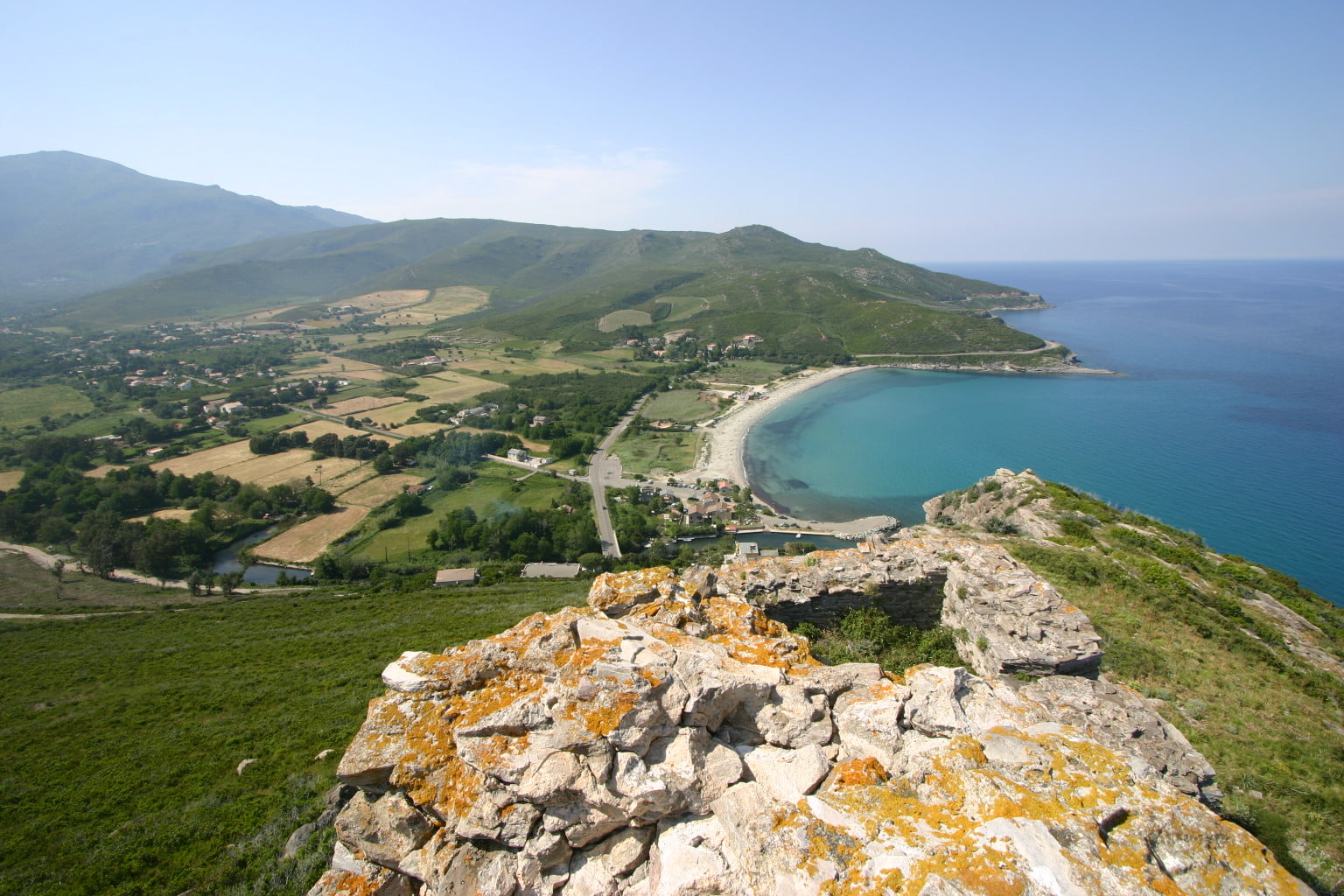 Vallée de Pietracorbara et sa marine ; la plage de sable est la seule d’une certaine importance entre Bastia et la pointe du Cap