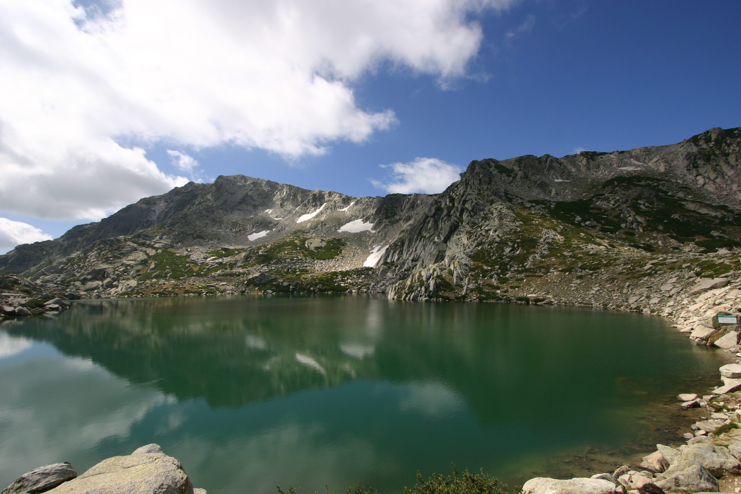 Le fond des anciennes cuvettes glaciaires abritent des lacs comme celui de Bastani...