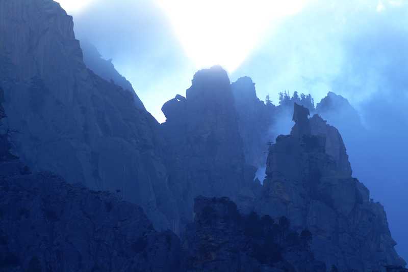 Sous les fréquents brouillards qui enveloppent les forteresses de pierre des aiguilles elles n'en paraissent pas moins impressionnantes telles des silhouettes fantomatiques et mystérieuses