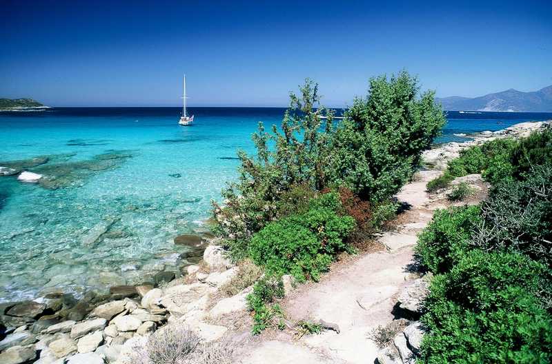 Dans les circonvolutions de la côte rocheuse nichent des plages blondes aux eaux turquoises. Mais si les sables fins du Lotu ou de Saleccia sont très fréquentés chaque été (lanse du Lotu est desservie par des navettes maritimes depuis Saint-Florent), le reste de lannée le rivage se prête aux robinsonnades.