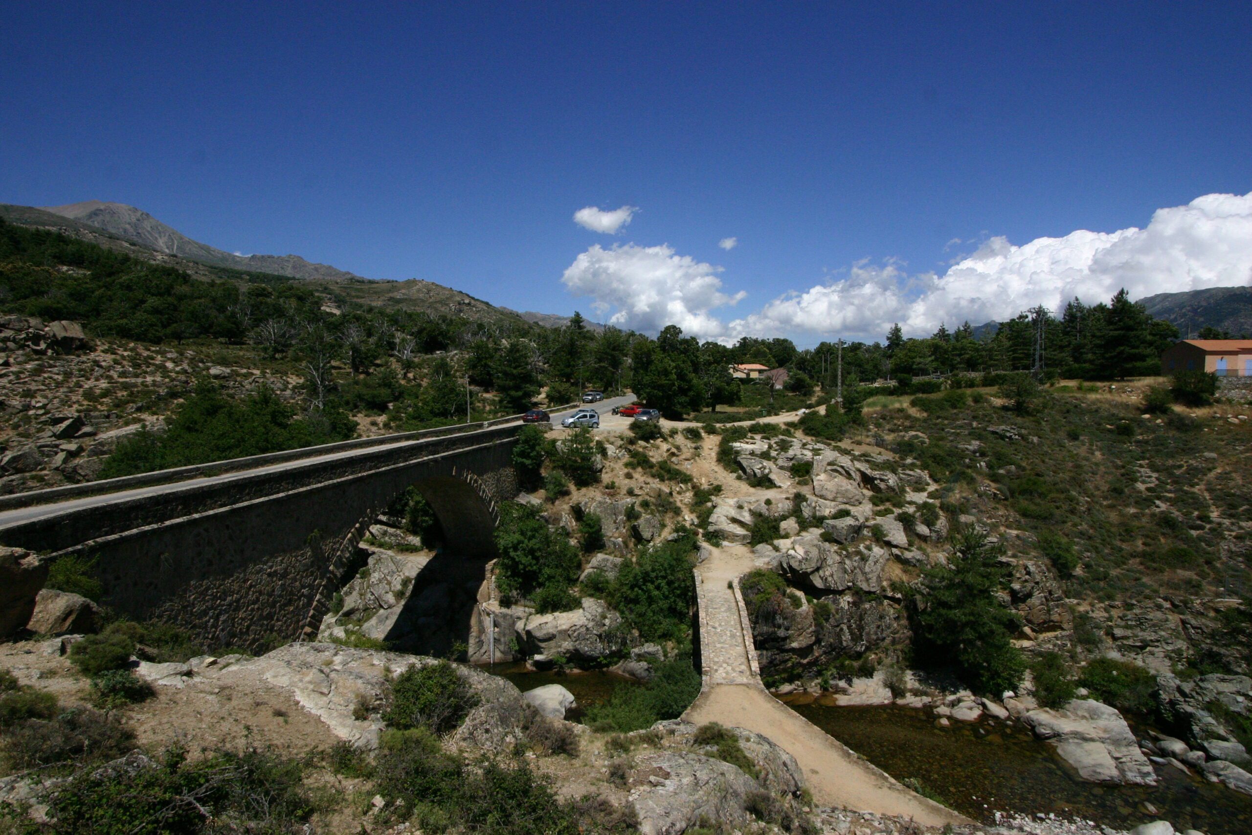 Le Ponte Altu sur le Golu couple harmonieusement l’ancien pont génois désormais piéton et le pont routier « contemporain ».