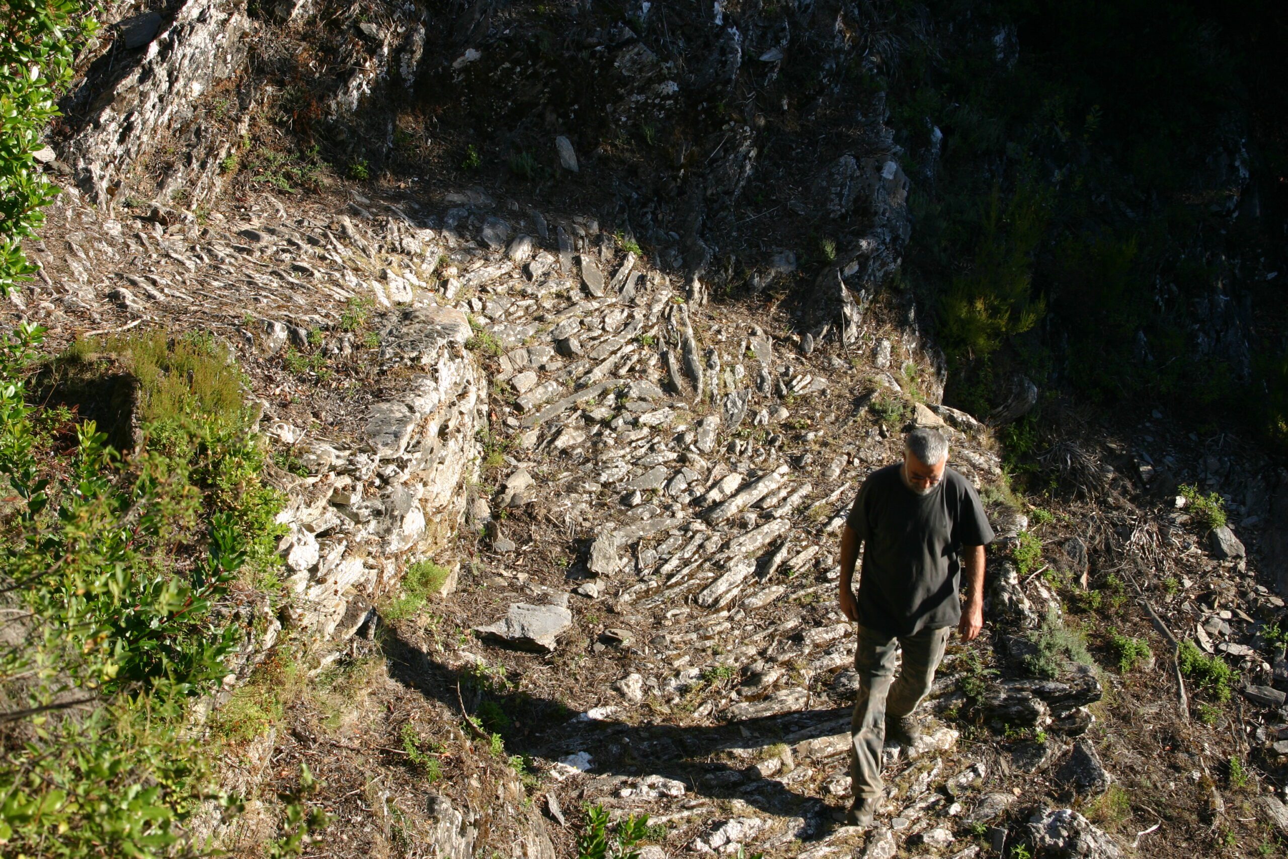 Chemin de Zalana au pont gênois d'Alisu: de longues portions révelent encore la beauté des ouvrages en pierre sèche et des calades. Leur sauvegarde et leur restauration sont des enjeux majeurs pour ce territoire.