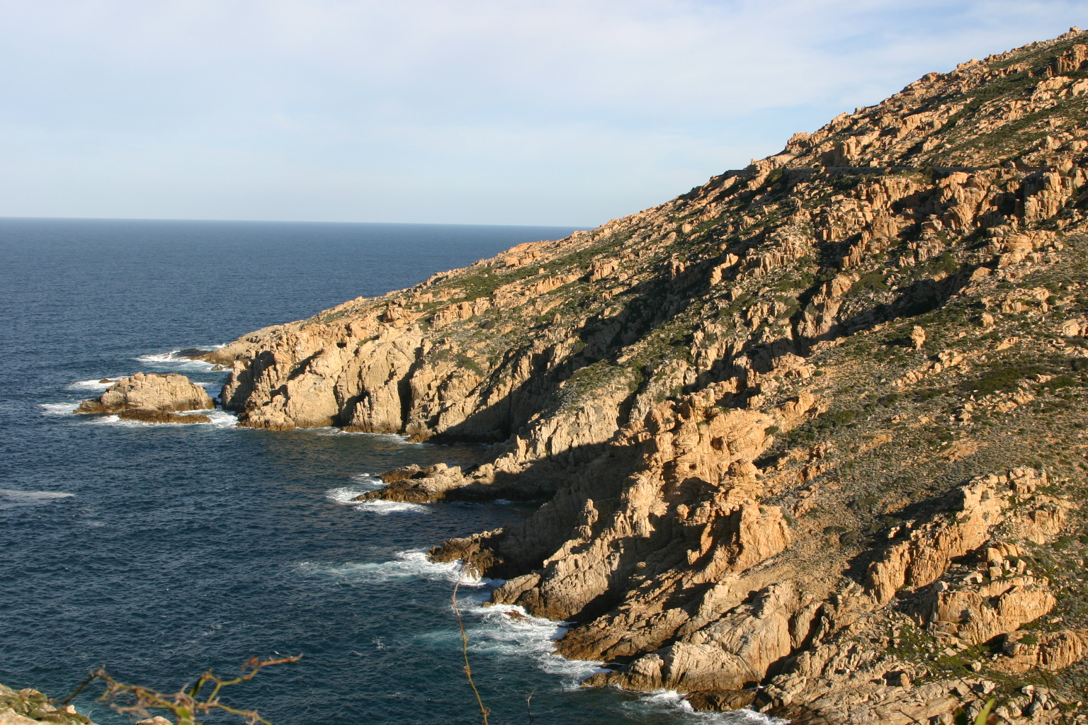 Lorsque lon regarde vers la mer, on découvre la côte rocheuse sauvage, âpre et abrupte...