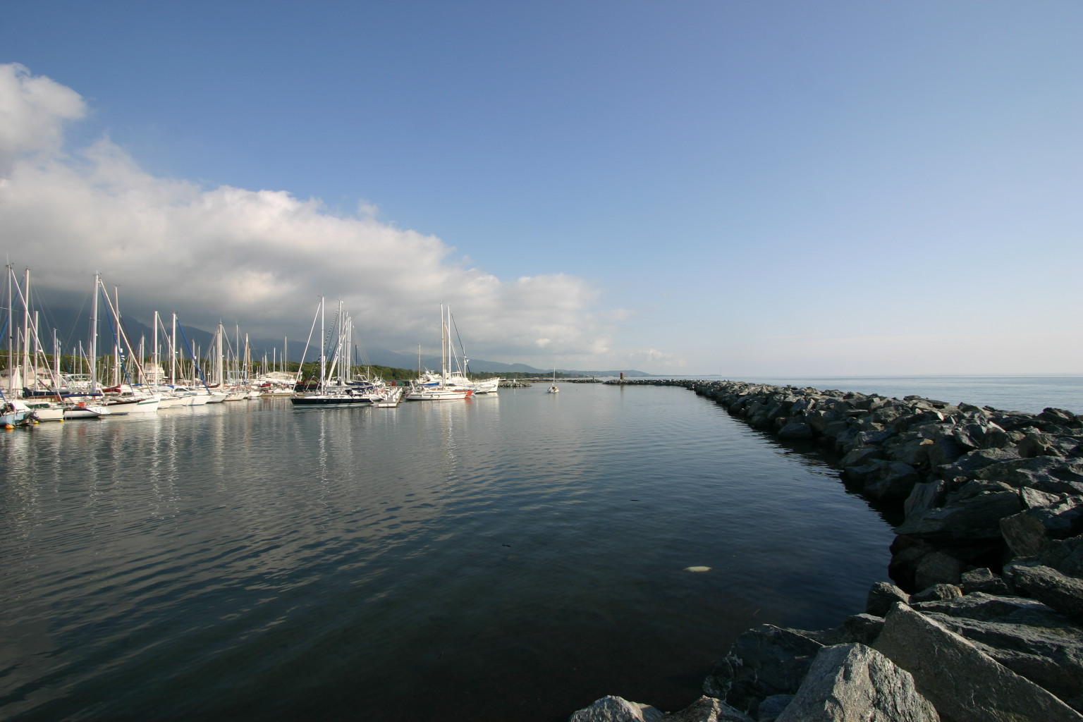 Le port de plaisance de Campuloru a été construit de toutes pièces sur un site dépourvu d’abri ou de points d’appui naturels. Les plages de sable au nord de l’aménagement subissent une forte érosion.